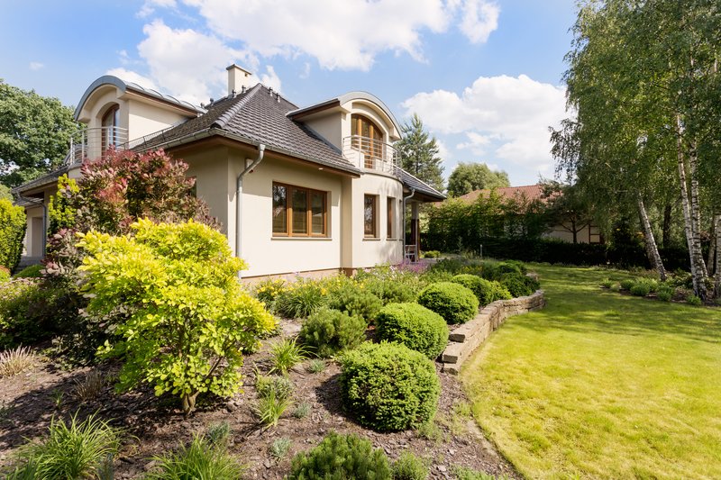 fotografia de casa por la parte frontal, con jardines alrededor