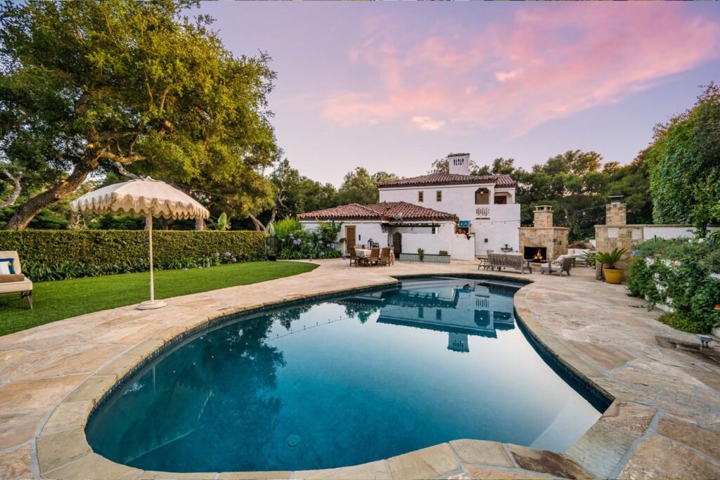 casa con piscina y atardecer de fondo