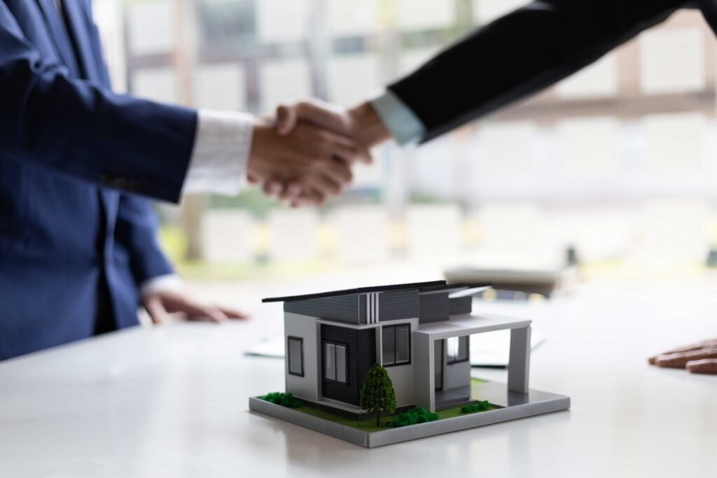 dos personas dandose la mano cerrando un negocio de una propiedad