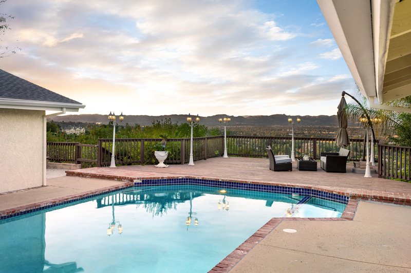 alberca grande con vista exterior